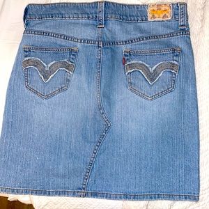 Levi’s skirt size 12 fits like a 10